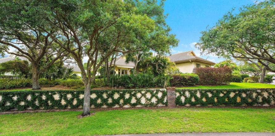 House in Jupiter, Florida 3 bedrooms, 279.82 sq.m. № 2175860