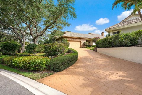 House in Jupiter, Florida 3 bedrooms, 279.82 sq.m. № 2175860 - photo 2