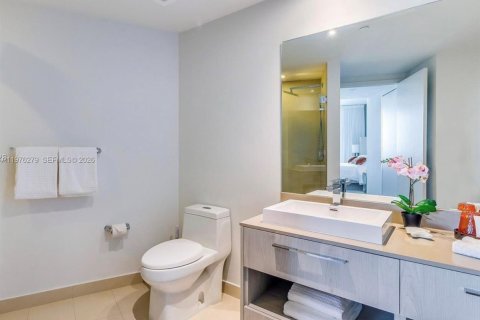 Condo in Hollywood, Florida, 2 bedrooms № 2079489 - photo 18
