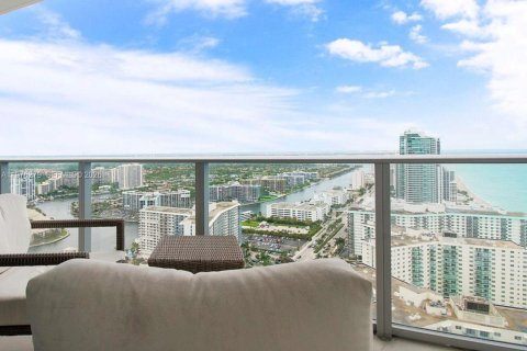 Condo in Hollywood, Florida, 2 bedrooms № 2079489 - photo 2