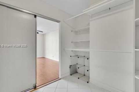 Condo in Hallandale Beach, Florida, 2 bedrooms  № 1737955 - photo 27
