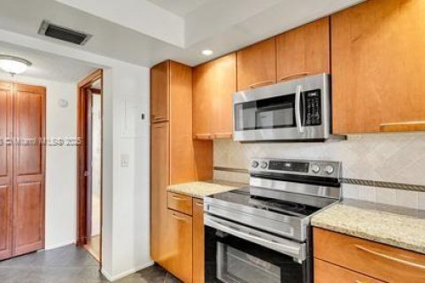 Condo in Hallandale Beach, Florida, 2 bedrooms  № 1737955 - photo 19