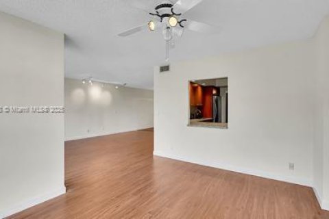 Condo in Hallandale Beach, Florida, 2 bedrooms  № 1737955 - photo 15