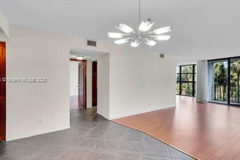 Condo in Hallandale Beach, Florida, 2 bedrooms  № 1737955 - photo 9