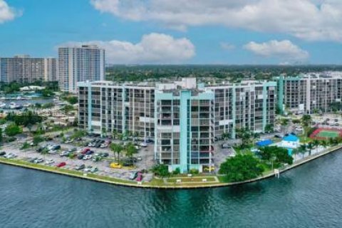 Condo in Hallandale Beach, Florida, 2 bedrooms  № 1737955 - photo 2