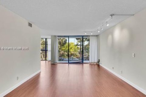 Condo in Hallandale Beach, Florida, 2 bedrooms  № 1737955 - photo 10