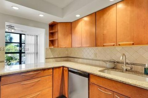 Condo in Hallandale Beach, Florida, 2 bedrooms  № 1737955 - photo 18