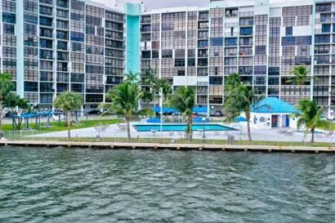 Condo in Hallandale Beach, Florida, 2 bedrooms  № 1737955 - photo 1