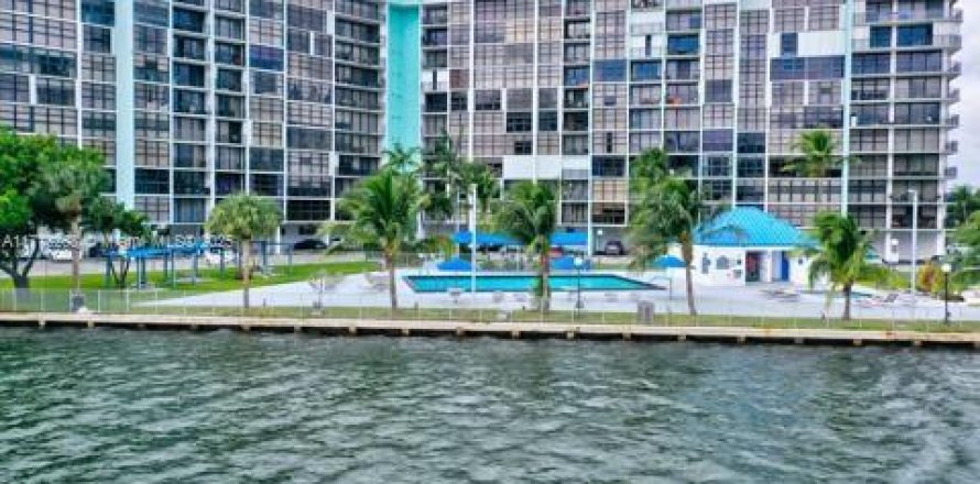 Condo in Hallandale Beach, Florida, 2 bedrooms № 1737955