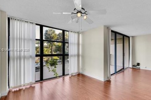 Condo in Hallandale Beach, Florida, 2 bedrooms  № 1737955 - photo 14