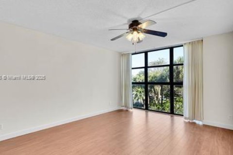 Condo in Hallandale Beach, Florida, 2 bedrooms  № 1737955 - photo 21