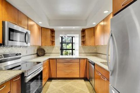 Condo in Hallandale Beach, Florida, 2 bedrooms  № 1737955 - photo 17