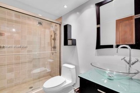 Condo in Hallandale Beach, Florida, 2 bedrooms  № 1737955 - photo 7