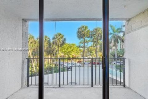 Condo in Hallandale Beach, Florida, 2 bedrooms  № 1737955 - photo 30