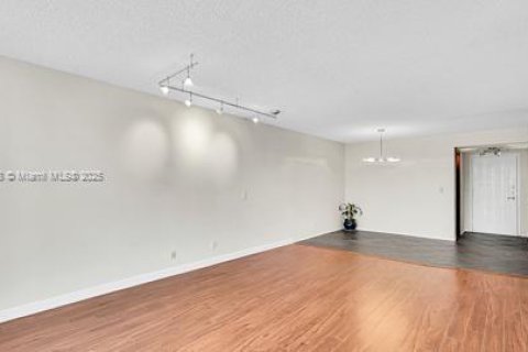 Condo in Hallandale Beach, Florida, 2 bedrooms  № 1737955 - photo 12