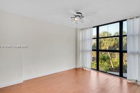 Condo in Hallandale Beach, Florida, 2 bedrooms  № 1737955 - photo 13