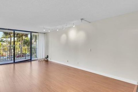 Condo in Hallandale Beach, Florida, 2 bedrooms  № 1737955 - photo 11