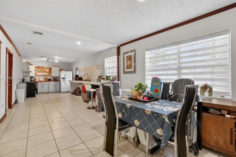 Casa en venta en Cutler Bay, Florida, 4 dormitorios, 260.5 m2 № 1994492 - foto 9