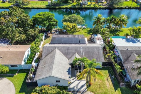 Casa en venta en Cutler Bay, Florida, 4 dormitorios, 260.5 m2 № 1994492 - foto 1