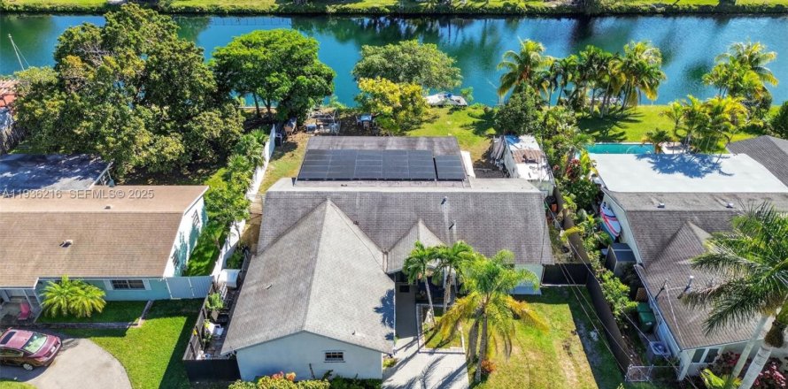 Casa en Cutler Bay, Florida 4 dormitorios, 260.5 m2 № 1994492