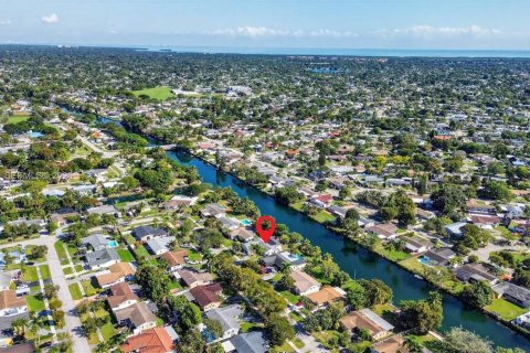 Casa en venta en Cutler Bay, Florida, 4 dormitorios, 260.5 m2 № 1994492 - foto 30