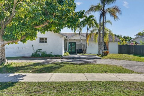 Casa en venta en Cutler Bay, Florida, 4 dormitorios, 260.5 m2 № 1994492 - foto 2