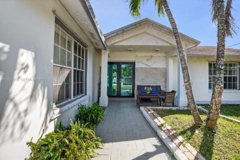 Casa en venta en Cutler Bay, Florida, 4 dormitorios, 260.5 m2 № 1994492 - foto 4