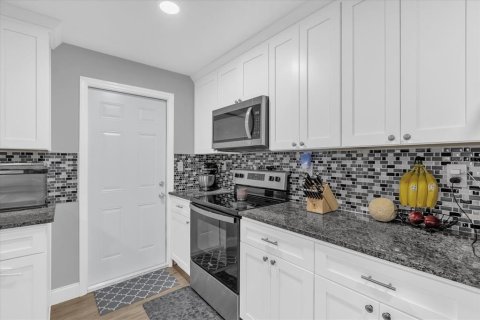 House in Palm Bay, Florida 4 bedrooms, 175.21 sq.m. № 1853244 - photo 10