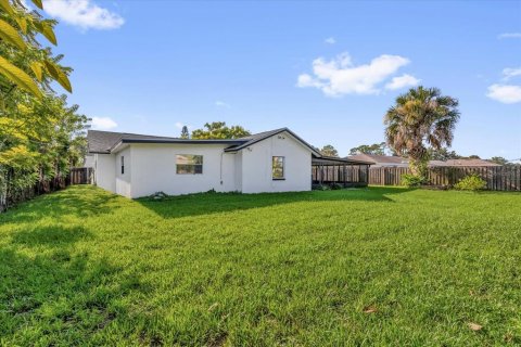 House in Palm Bay, Florida 4 bedrooms, 175.21 sq.m. № 1853244 - photo 24
