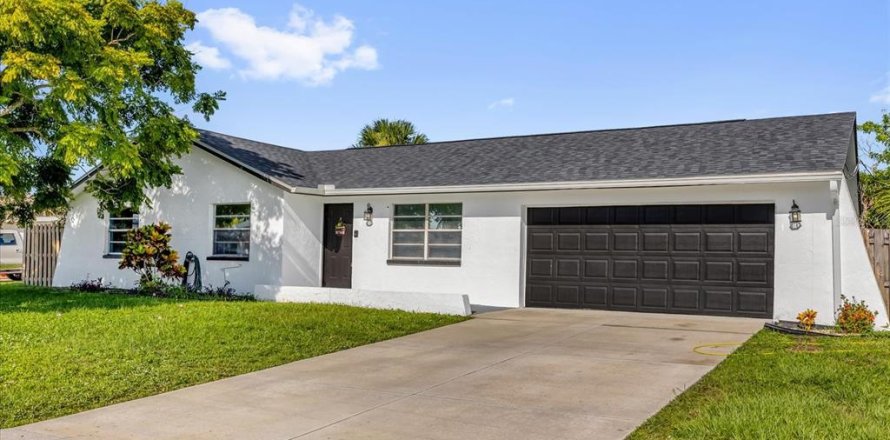House in Palm Bay, Florida 4 bedrooms, 175.21 sq.m. № 1853244