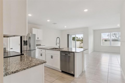 House in Haines City, Florida 4 bedrooms, 173.45 sq.m. № 2207926 - photo 7