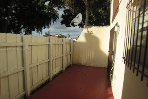Townhouse in Sweetwater, Florida 3 bedrooms, 96.99 sq.m. № 2090264 - photo 12