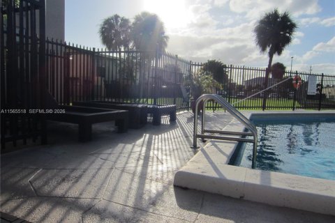 Townhouse in Sweetwater, Florida 3 bedrooms, 96.99 sq.m. № 2090264 - photo 18