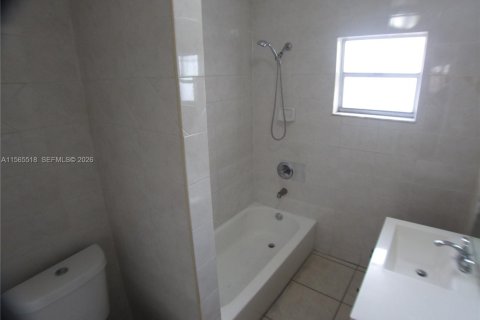 Townhouse in Sweetwater, Florida 3 bedrooms, 96.99 sq.m. № 2090264 - photo 13