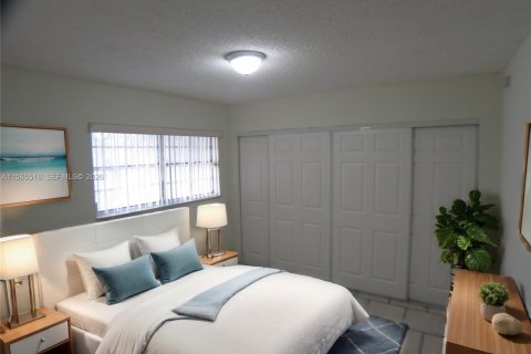 Townhouse in Sweetwater, Florida 3 bedrooms, 96.99 sq.m. № 2090264 - photo 5