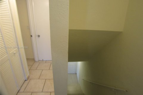 Townhouse in Sweetwater, Florida 3 bedrooms, 96.99 sq.m. № 2090264 - photo 17