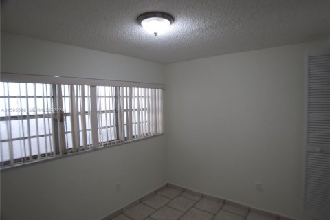 Townhouse in Sweetwater, Florida 3 bedrooms, 96.99 sq.m. № 2090264 - photo 10
