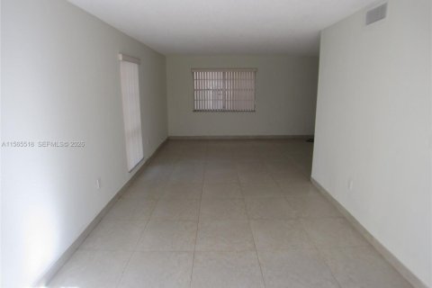Townhouse in Sweetwater, Florida 3 bedrooms, 96.99 sq.m. № 2090264 - photo 4