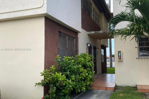 Townhouse in Sweetwater, Florida 3 bedrooms, 96.99 sq.m. № 2090264 - photo 2