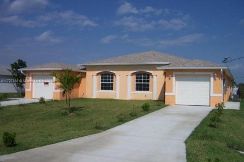Propiedad comercial en venta en Lehigh Acres, Florida № 1868302 - foto 1