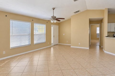 Villa ou maison à louer à North Port, Floride: 3 chambres, 110.74 m2 № 2437339 - photo 2
