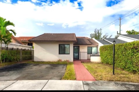 Купить виллу или дом в Суитуотер, Флорида 3 спальни, 130.16м2, № 1958504 - фото 1