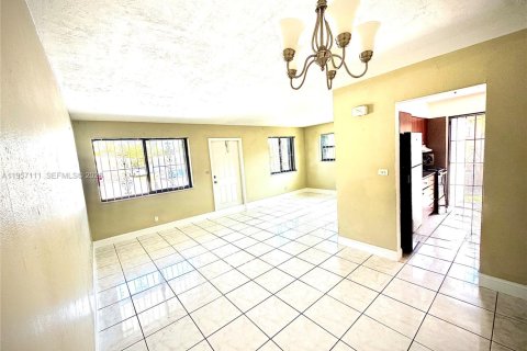 Casa en alquiler en North Miami, Florida, 2 dormitorios, 99.22 m2 № 2011200 - foto 3