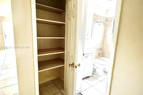 Casa en alquiler en North Miami, Florida, 2 dormitorios, 99.22 m2 № 2011200 - foto 8