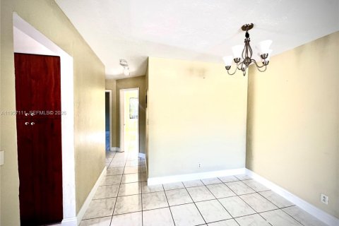 Casa en alquiler en North Miami, Florida, 2 dormitorios, 99.22 m2 № 2011200 - foto 7