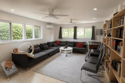 Villa ou maison à vendre à North Miami, Floride: 4 chambres, 224.82 m2 № 2189411 - photo 13