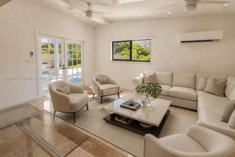 Villa ou maison à vendre à North Miami, Floride: 4 chambres, 224.82 m2 № 2189411 - photo 11