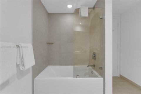 Condominio en venta en Hollywood, Florida, 1 dormitorio, 79.15 m2 № 2007548 - foto 18