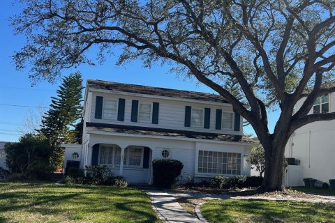 House in Tampa, Florida 4 bedrooms, 290.97 sq.m. № 1776787 - photo 1