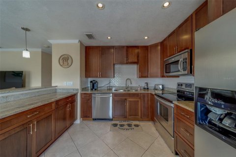 Condo in Saint Petersburg, Florida, 2 bedrooms  № 1688344 - photo 9